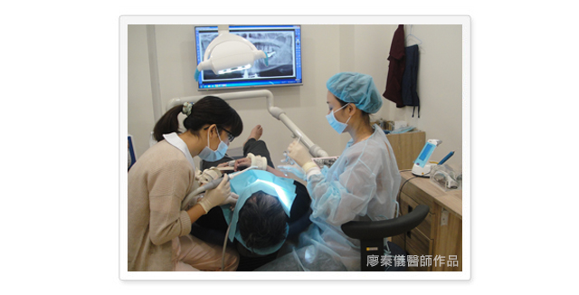 使用有別於傳統的專業雷射植牙切割技術進行治療，雷射植牙